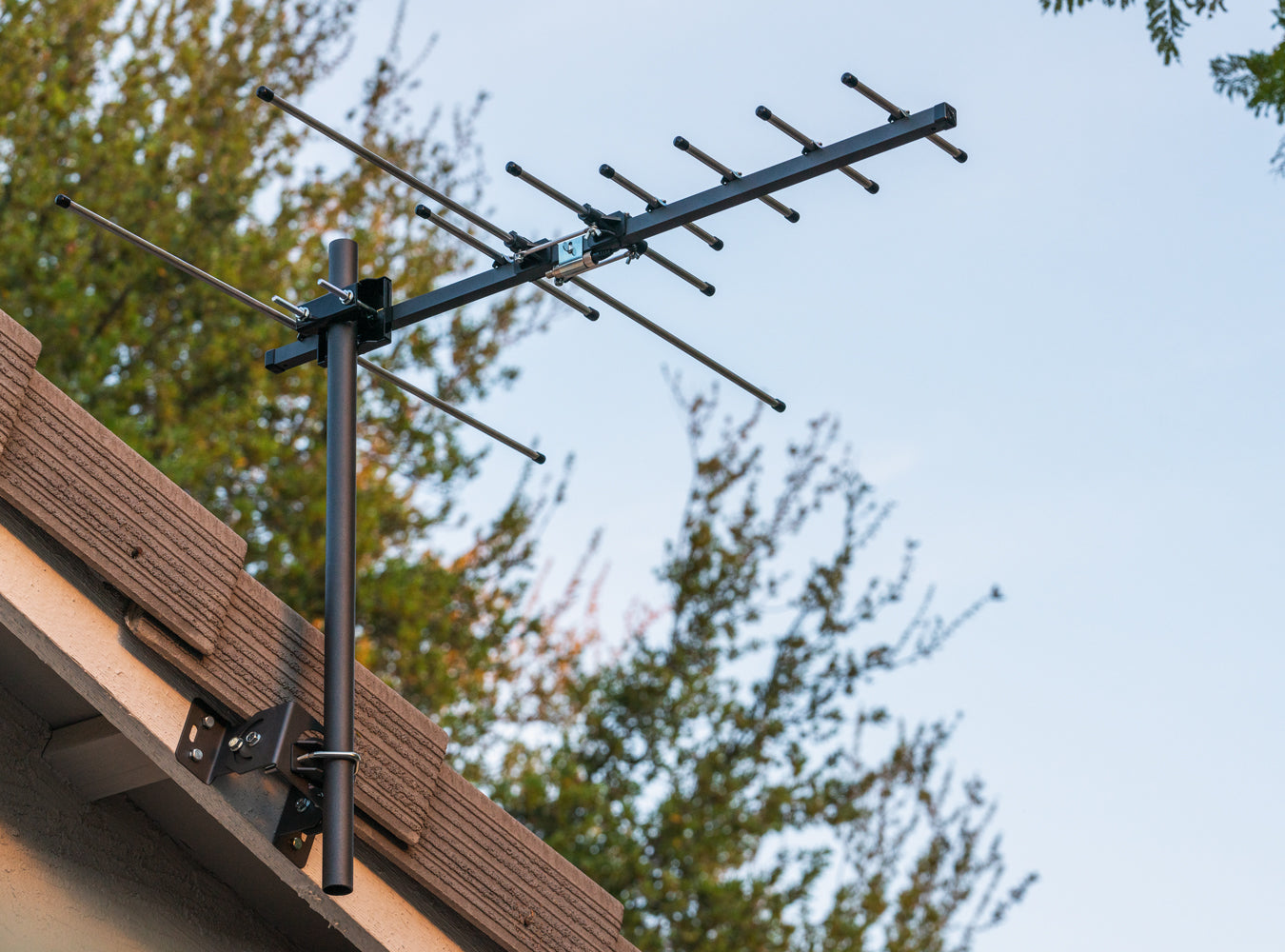 Pro-Model UHF/VHF Outdoor TV Antenna | Channel Master